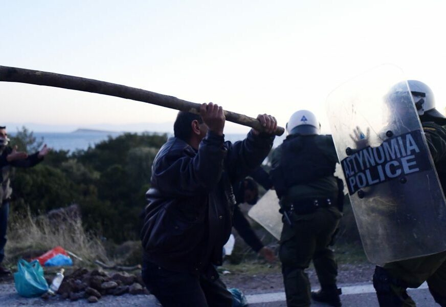 SUZAVAC NA GRAĐANE Na grčkim ostrvima izbili sukobi s policijom zbog izgradnje centara za migrante