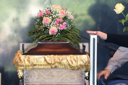 Muljali sa pogrebnom opremom, pa OJADILI FIRMU: Iznosili sanduke iz "vječnog konačišta"