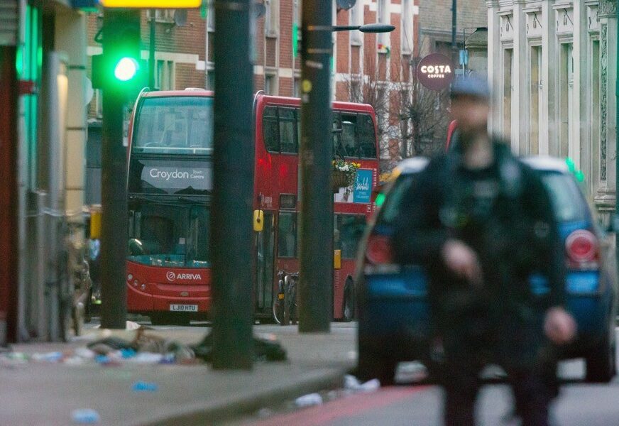 NAPAD U DŽAMIJI Muškarac izboden u Londonu, policija uhapsila osumnjičenog (VIDEO)