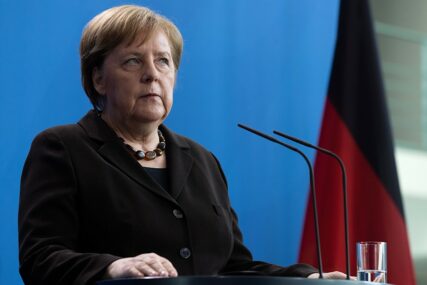 USPANIČIO SE Njemački ministar ODBIO da se rukuje sa Angelom Merkel, OVO je razlog (VIDEO)