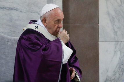 VJERNICIMA SE OBRAĆA PUTEM INTERNETA Papa Franjo otkazao pojavljivanja u javnosti