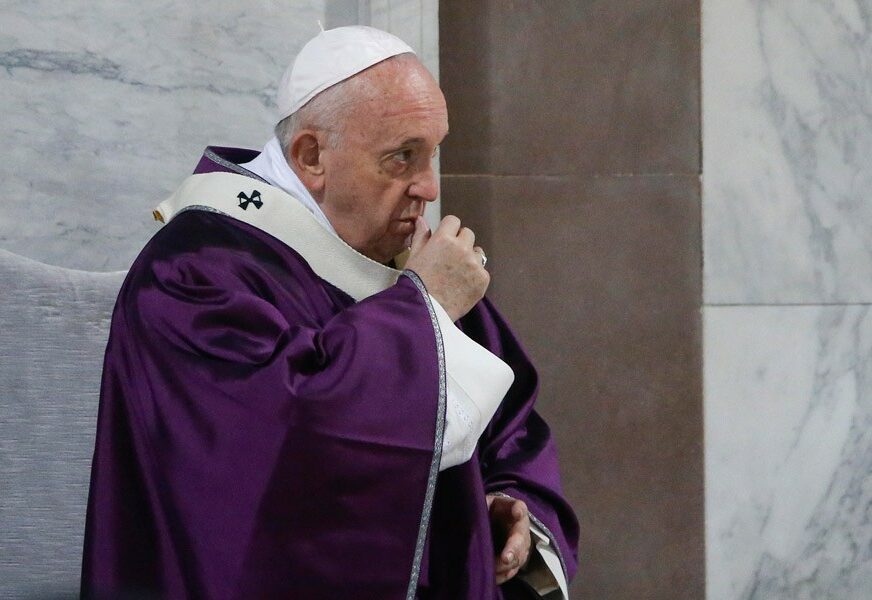 NA ULICI UPRKOS ZABRANAMA Papa ignorisao karantin i sa tjelohraniteljem PROŠETAO ulicama Rima