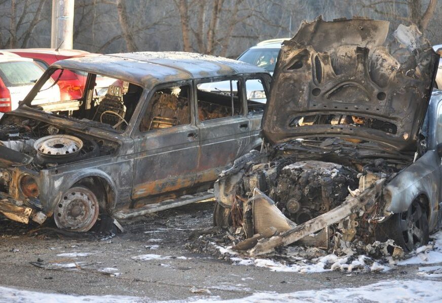 BUKTINJA U ZVORNIKU Izgorjela dva automobila na parkingu