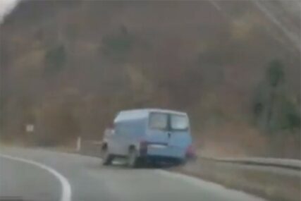 ŠTA LI RADI Objavljen snimak vozača kombija koji krivuda putem, pa udara u ogradu (VIDEO)