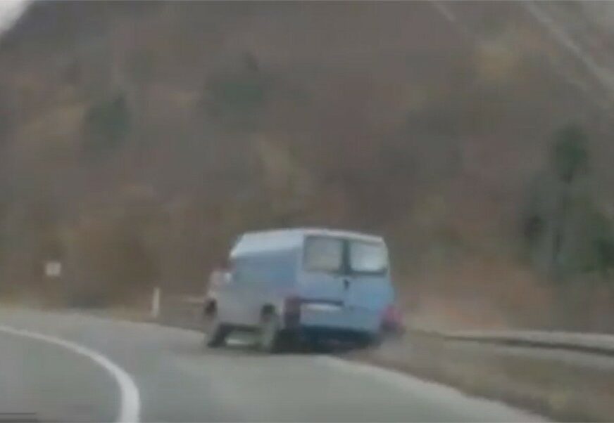 ŠTA LI RADI Objavljen snimak vozača kombija koji krivuda putem, pa udara u ogradu (VIDEO)