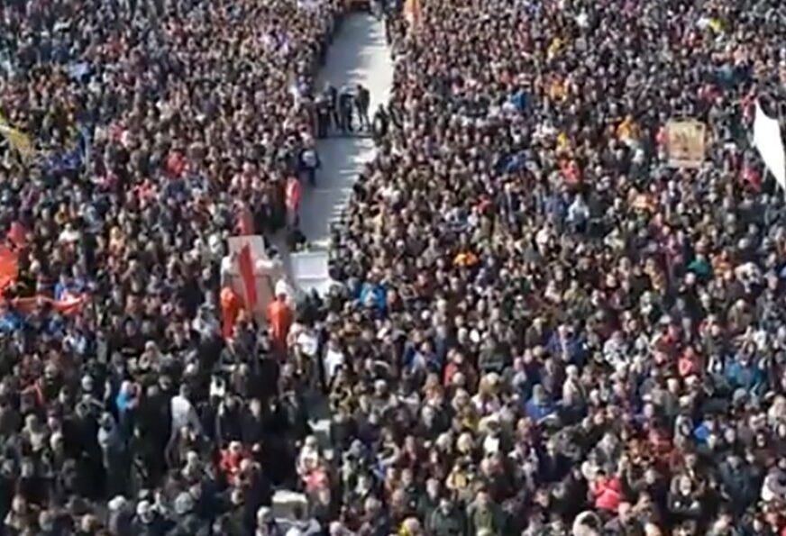 "KRSNI HOD" Veliki broj ljudi ispred hrama, kijevski mitropolit predvodiće LITIJU (VIDEO)