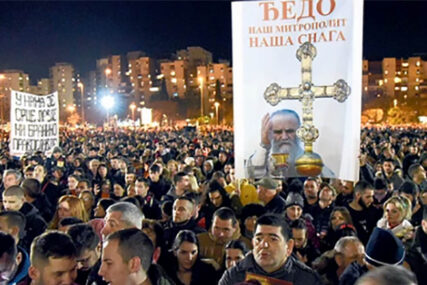 NASTAVLJA SE BORBA ZA SVETINJE U litiji će biti nošeni omofor i krst Svetog Vasilija Ostroškog
