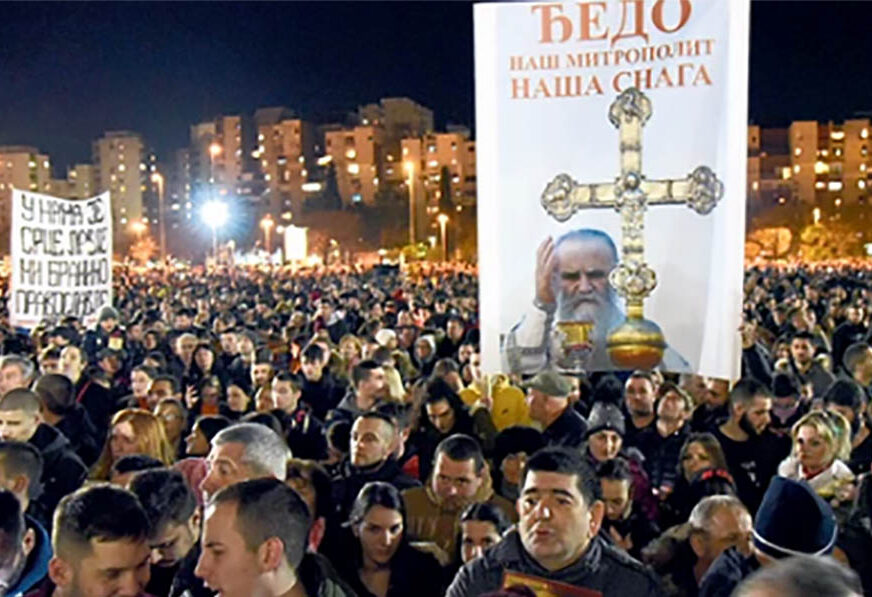 NASTAVLJA SE BORBA ZA SVETINJE U litiji će biti nošeni omofor i krst Svetog Vasilija Ostroškog