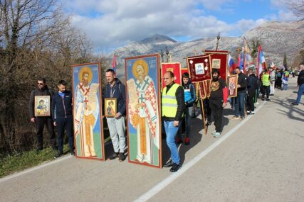 "NE DAMO SVETINJE" Hiljade vjernika krenulo u litiji iz rodnog sela Svetog Vasilija