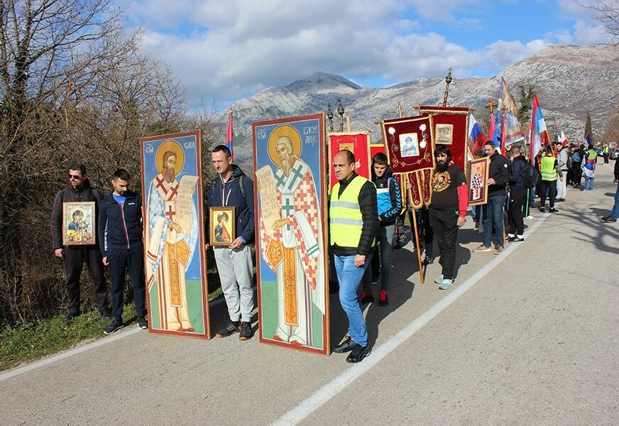 "NE DAMO SVETINJE" Hiljade vjernika krenulo u litiji iz rodnog sela Svetog Vasilija