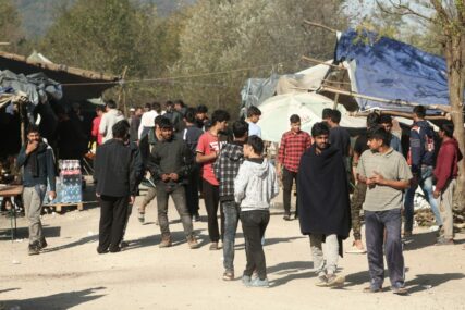SRBI OGORČENI Prvih 120 migranata useljeno u novi kamp u selu Lipa