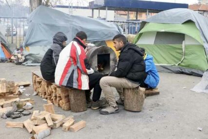 POTRESNE SCENE U TUZLI Migranati spavaju okruženi smećem, PROMRZLI čekaju u redu za hranu (VIDEO)