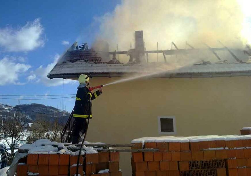 VJETAR RASPLAMSAVAO VATRU Vatrogasci u borbi s BUKTINJOM na kući sedmoročlane porodice (FOTO)