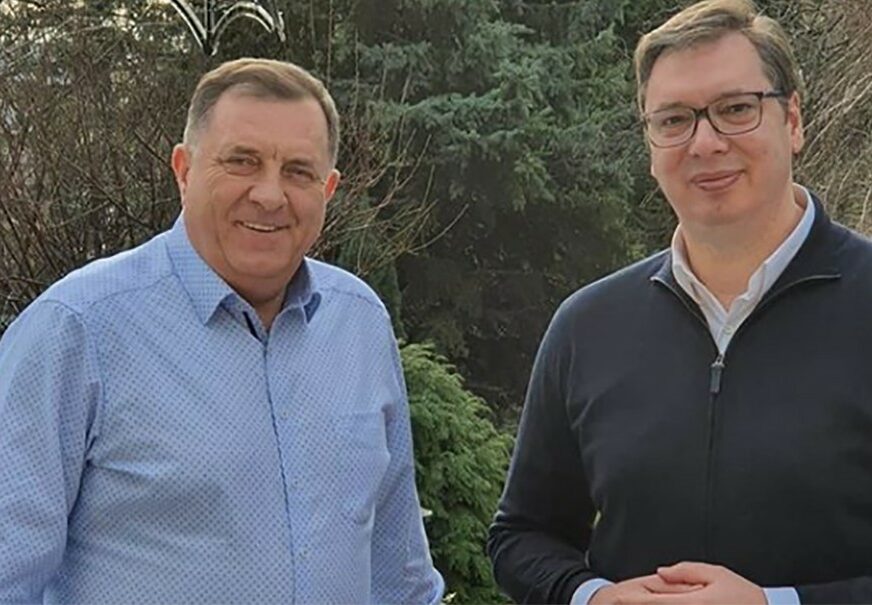 "OPUŠTENA NEDJELJNA ŠETNJA" Vučić i Dodik imali neformalan susret u Beogradu (FOTO)