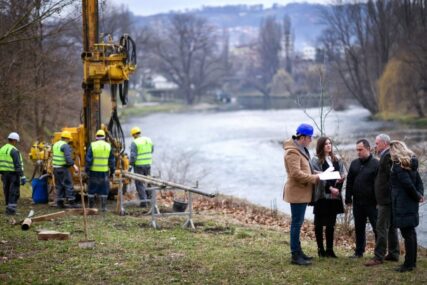 Građani nestrpljivo čekaju završetak izgradnje mosta u Docu: Rđa kumuje temeljima