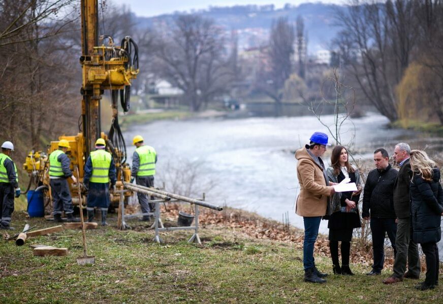 Građani nestrpljivo čekaju završetak izgradnje mosta u Docu: Rđa kumuje temeljima