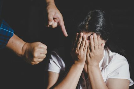 MONSTRUOZNO Pedofil silovao dvije kćerke svoje ljubavnice, pokrenuta istraga i PROTIV MAJKE