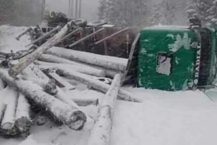 Vozilo, a i drva još uvijek su na ISTOM MJESTU: Kamion PUN BALVANA se prevrnuo na planini