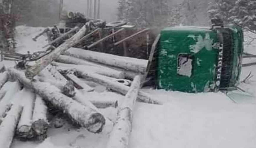 Vozilo, a i drva još uvijek su na ISTOM MJESTU: Kamion PUN BALVANA se prevrnuo na planini