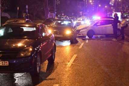 POSAO ZA POLICIJU I LJEKARE Pet vozila učestvovalo u dva udesa na ISTOM MJESTU (VIDEO, FOTO)