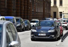 NELOGIČNA CEREMONIJA U zgradi Opštinskog suda u Sarajevu otvara se trafika za prodaju taksenih markica, ministar finansija najavio pres konferenciju