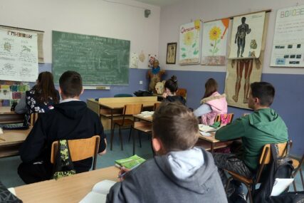 ZVONO ZA UZBUNU Srpsku, s roditeljima, napustilo 658 učenika