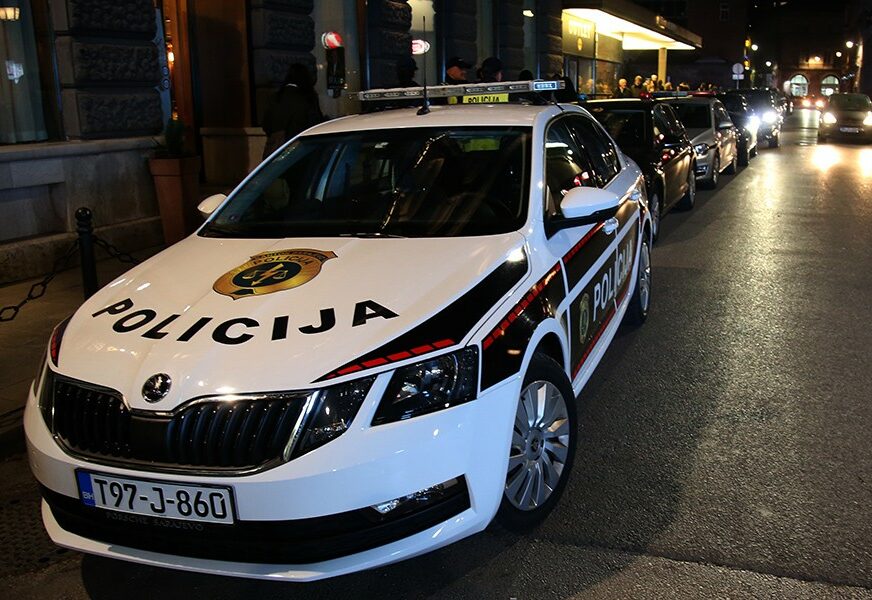 POLICIJA PRIVELA ČLANOVE KOVID TIMA U Centru Sarajeva glasački listići završili na ulici
