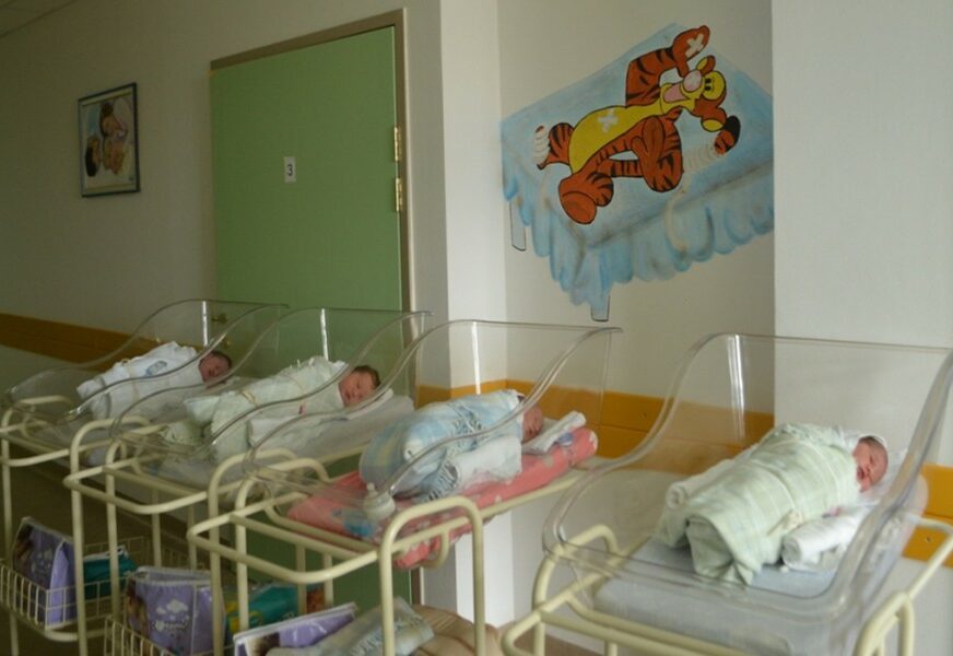 bebe u porodilištu