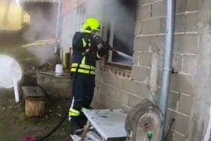 JEDNA OSOBA POVRIJEĐENA Ovako su banjalučki vatrogasci gasili buktinju u kući (VIDEO)