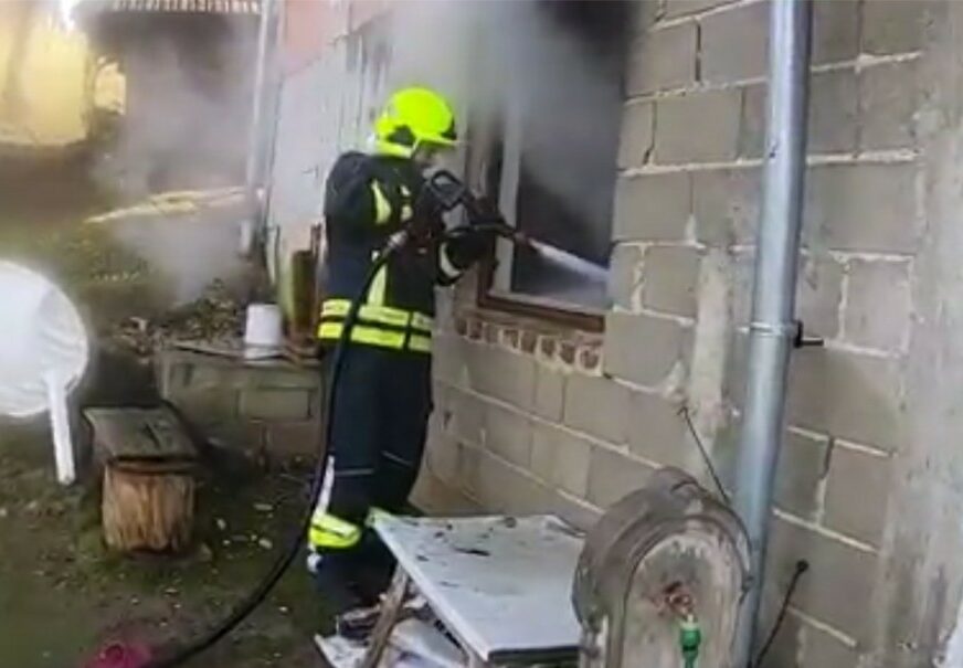 JEDNA OSOBA POVRIJEĐENA Ovako su banjalučki vatrogasci gasili buktinju u kući (VIDEO)