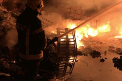 MILIONSKA ŠTETA U požaru izgorio pogon fabrike u Gradačcu