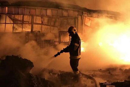 “BILO JE STRAŠNO” Vatrogasci se 12 sati borili sa buktinjom, OVAKO izgleda požar u slikama