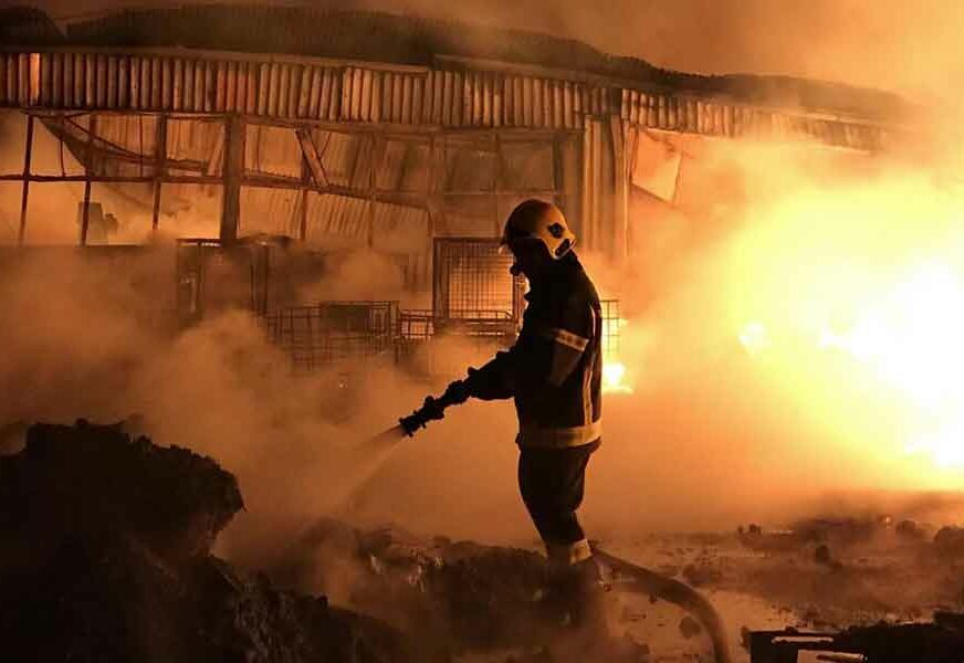 “BILO JE STRAŠNO” Vatrogasci se 12 sati borili sa buktinjom, OVAKO izgleda požar u slikama