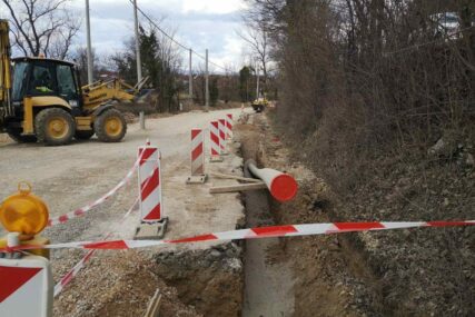 "MJEŠTANI ČESTO IMAJU PROBLEME" Zamjena starih azbestnih cijevi uz novi put u Priječanima