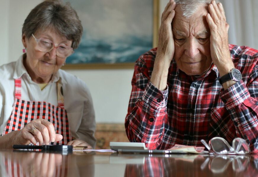 NA METI NASRTLJIVIH TRGOVACA Penzionerima uvaljuju SKUPE aparate, ŠTETNE po zdravlje