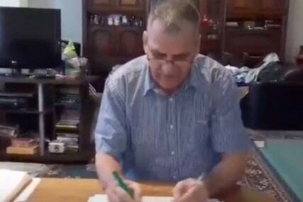 SUPER-PENZIONER Ramo (66) piše istovremeno sa obje ruke, a na jednoj radi SKLEKOVE