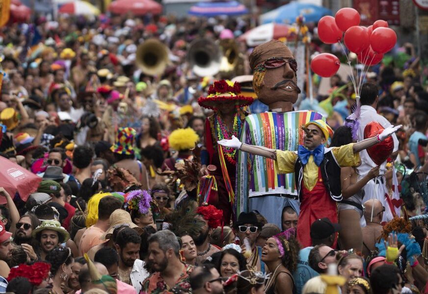 MILIONI MASKIRANIH UČESNIKA Počeo veliki karneval u Riju (FOTO)