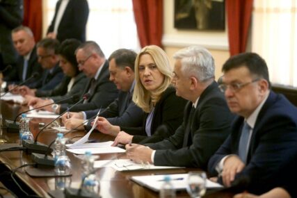 ODGOVOR NA ODLUKU USTAVNOG SUDA Sastanak zvaničnika Srpske u Palati Republike (FOTO)