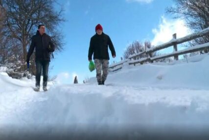 SMETOVI I DO DVA METRA Romanijska sela zatrpana snijegom (VIDEO)