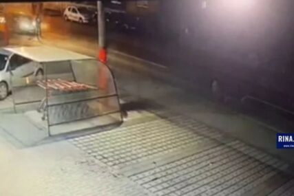 Automobil POKOSIO PJEŠAKA dok je prelazio ulicu, udar snimila kamera (UZNEMIRUJUĆI VIDEO)