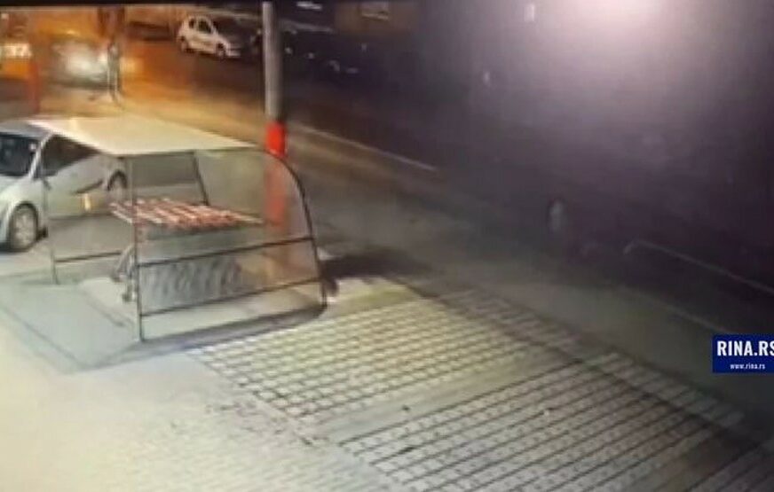 Automobil POKOSIO PJEŠAKA dok je prelazio ulicu, udar snimila kamera (UZNEMIRUJUĆI VIDEO)