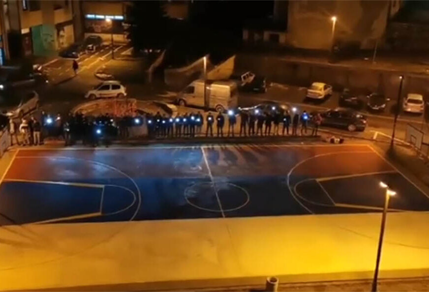 "BRAVO JUNACI" Oslikana trobojka na košarkaškom terenu u Pljevljima (VIDEO)