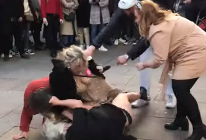 RUŽNA SCENA USRED DANA Djevojke se pesničile na ulici, prolaznici "navijali" (VIDEO)