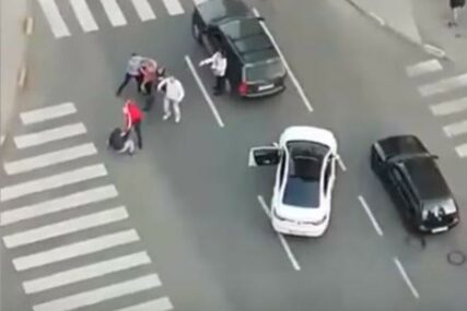 OKRŠAJ NASRED ULICE Izašli iz automobila i potukli se (VIDEO)