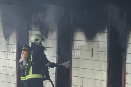 POŽAR U MOSTARU Nakon pucanja plinskih boca zapalila se kompanija, vatrogasci na terenu