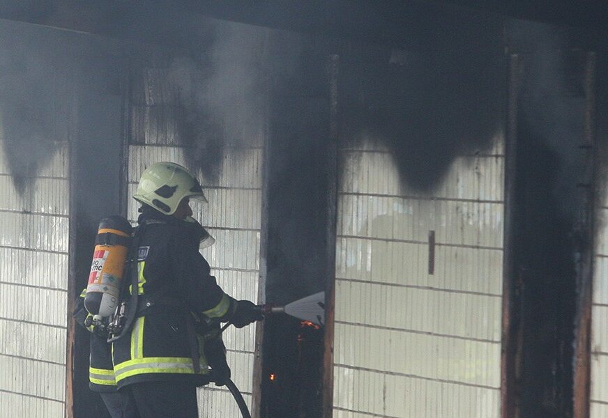 POŽAR U MOSTARU Nakon pucanja plinskih boca zapalila se kompanija, vatrogasci na terenu