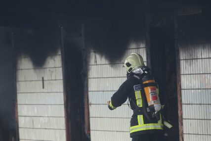 Vatrena stihija u Mostaru: Požar izbio u pomoćnoj hali kompanije, policija i vatrogasci na licu mjesta (VIDEO)