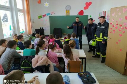 VJEŽBA EVAKUACIJE Vatrogasci posjetili đake u područnim školama