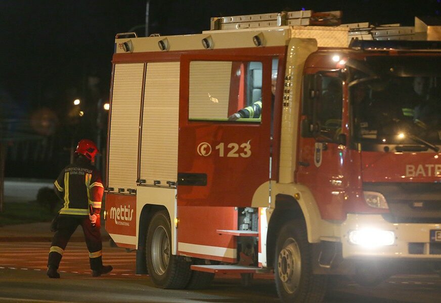 Vatra buknula zbog kvara: Izgorio auto u Banjaluci