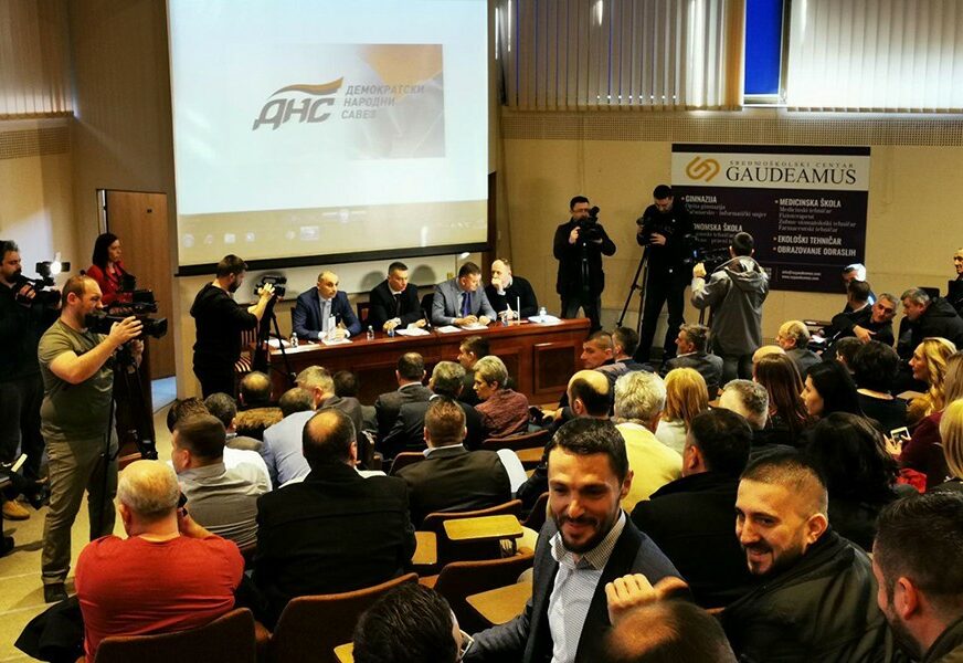 "HITNO POČETI PREGOVORE" DNS traži da se nekim radnicima omogući prelazak granice